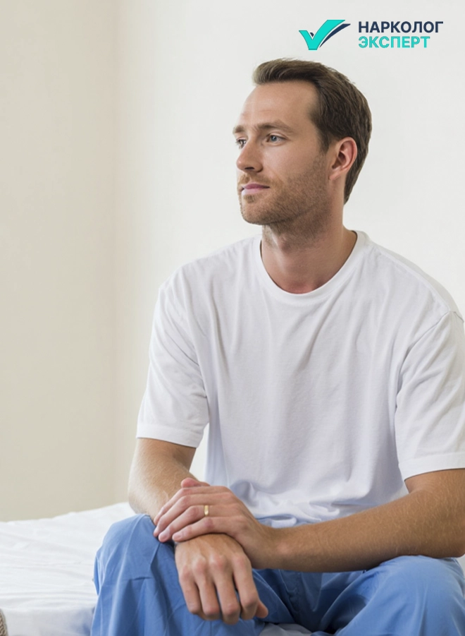 мужчина в палате сидит на кровати